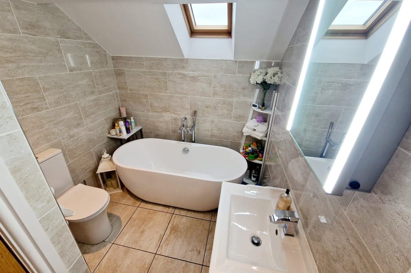 The master bedroom ensuite with bathtub. Photo: Zoopla