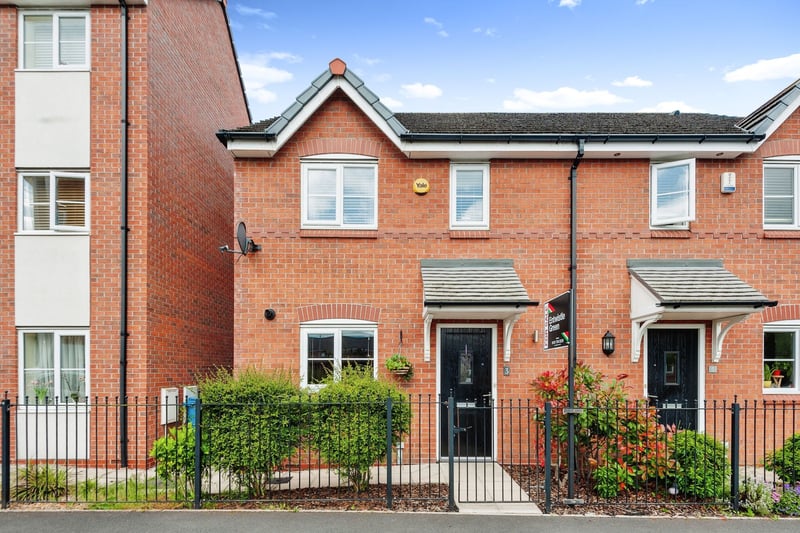 This lovely three-bedroomed property has gone on the market in Liverpool and would be perfect for a first time buyer. Let’s take a look inside.