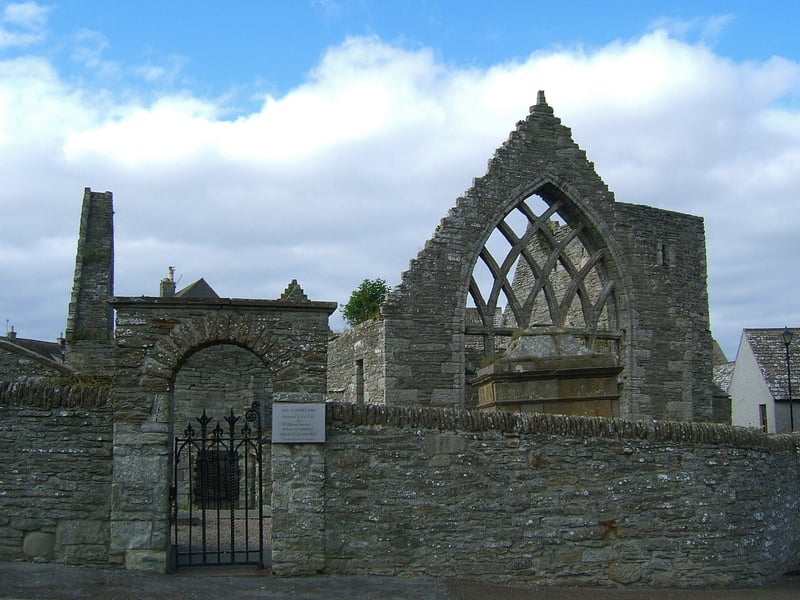 Old (or “Auld”) St Peter’s Kirk is a parish church ruin located on Thurso’s Wilson Lane in the Caithness area. The charming building, which stands over 4 metres tall, dates back to the 1300s and it holds one of the few remaining medieval mercat crosses in Scotland. It was not only Thurso’s parish church but also the principal church of all of Caithness.