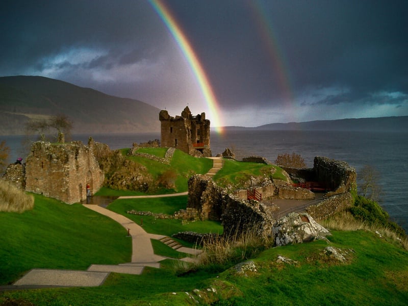 Urquhart Castle is located on the bank of Loch Ness in the Scottish Highlands (home of the famous mythological beast the Loch Ness Monster.) In the 1300s, the castle was central to the Scots’ battle for independence and it eventually came under the control of Robert the Bruce after he ascended to the throne as King of Scotland.