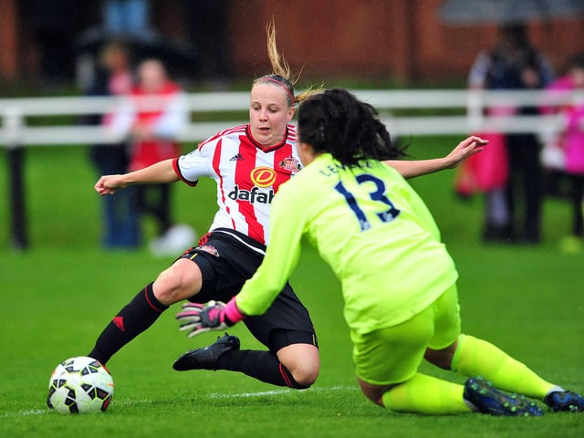 Beth Mead playing for Sunderland against Everton in 2015.