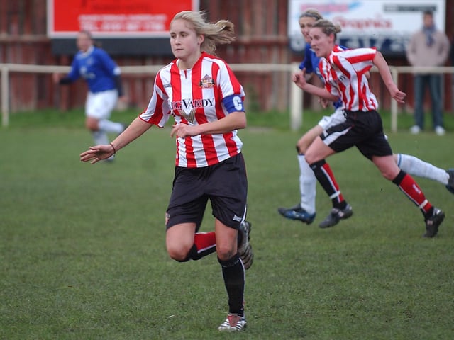 Steph Houghton playing for Sunderland in 2006.