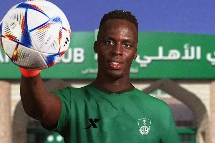 31yo Senegalese goalkeeper has quit West London in favour of a move to Jeddah on a three-year deal. A Champions League winner with Chelsea, he will now line up against former Blues teammate Kante in the Jeddah derby  (Image: Fabrizio Romano - Twitter)