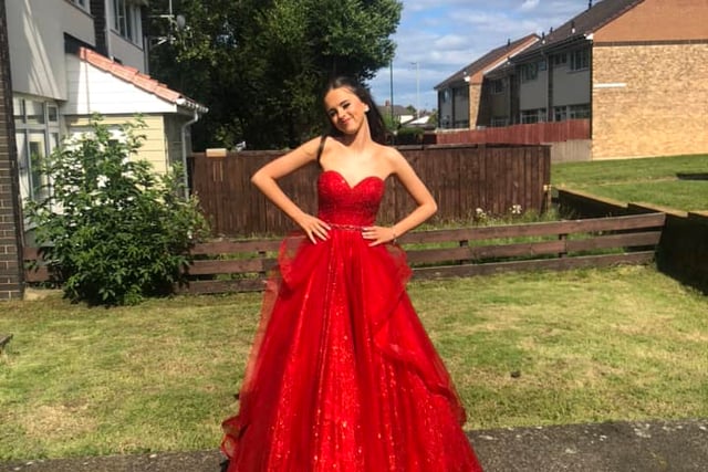 This prom girls wows in her red dress