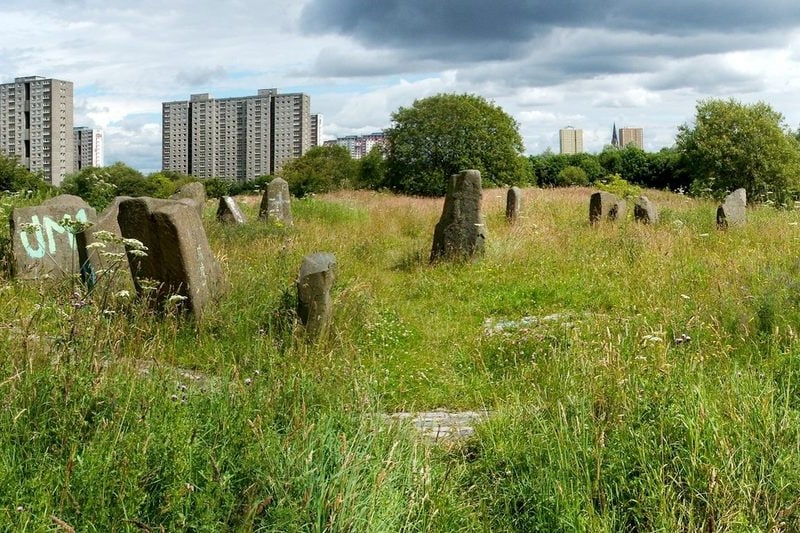 This  modern construction in an ancient style has been attracting tourists and members of the Pagan community since it was completed in 1979. There are 17 stones in total: a massive four-tone stone at the center, surrounded by a circle of 16 smaller stones. The Sighthill megalith was intended as a tribute to both ancient astronomers and the modern scientists who recognised their achievements.