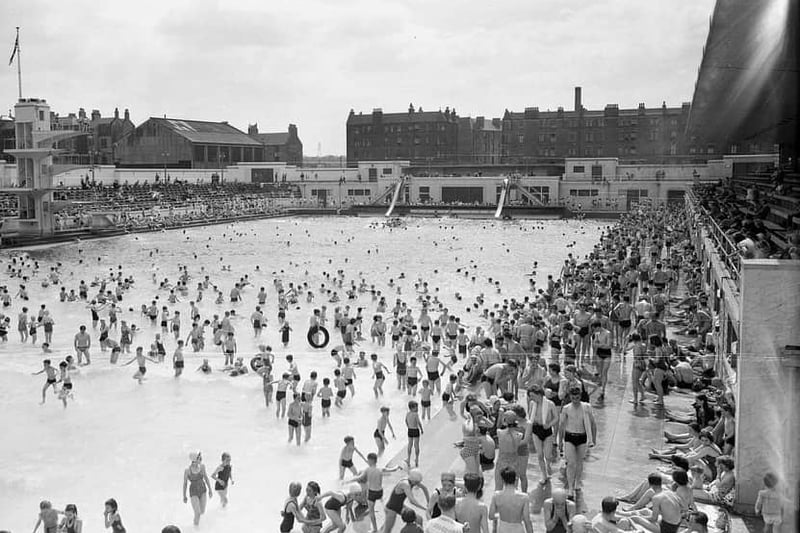 A packed Portobello Outdoor Swimming Pool in May 1952.
