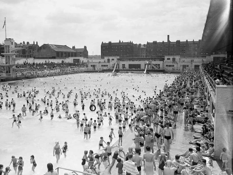 A packed Portobello Outdoor Swimming Pool in May 1952.