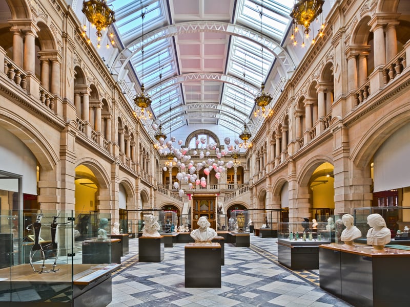 Kelvingrove is a neighbourhood which is located in the West End of Glasgow, north of the River Clyde. Here, you can find the spectacular Kelvingrove Art Gallery and Museum which is a favourite with locals and tourists alike. If you’re not in the mood for that then simply enjoy a stroll through Kelvingrove Park which is equally magnificent.