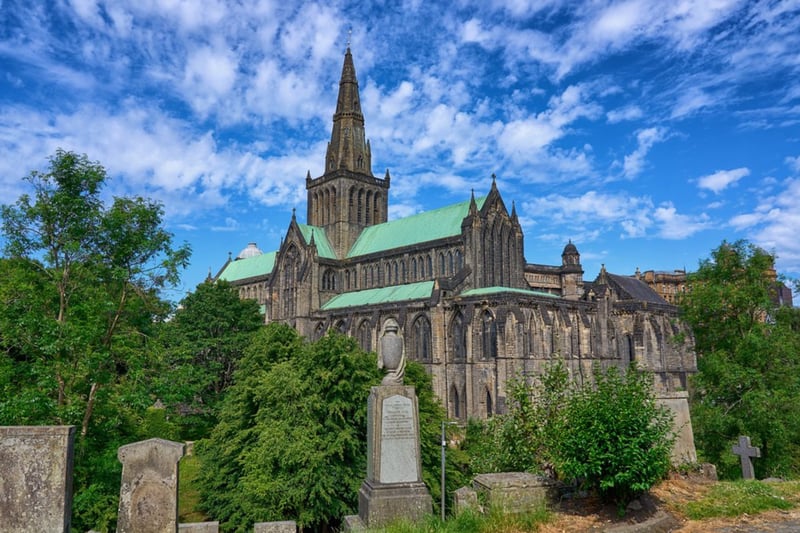 This is a Victorian cemetery that has well over 3,5000 gravestones; some being incredibly ornate and stunning to behold. Here, you can find the graves of some famous historical figures such as John Knox. That aside, it is also a worthwhile place to visit as it serves as a picturesque park area with unmatched views of Glasgow.