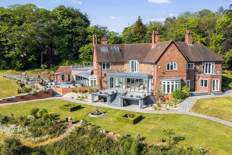 With offers of over £2,750,000, this gorgeous mansion in Rednal is now on the market. The property has seven bedrooms and eight bathrooms, as well as incredible panoramic views in the house