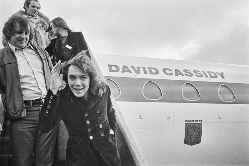 American actor and singer David Cassidy arrives at Luton Airport on March 15 1973 to begin his European Tour. (Photo by Evening Standard/Hulton Archive/Getty Images)