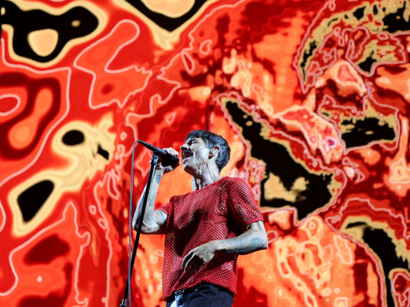 The mid-tempo hit from the 1991 ‘Blood Sugar Sex Magik’ album which introduced Chilis to the world was part of their two song encore.