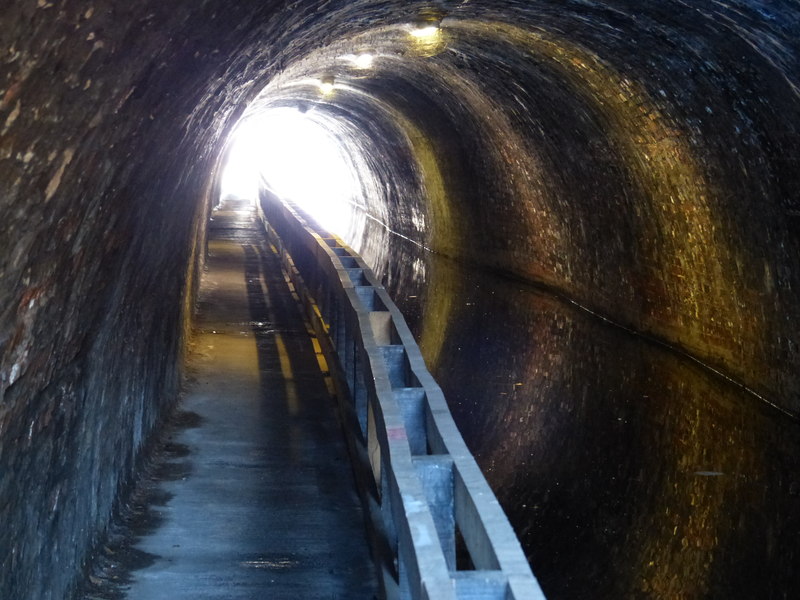 The narrow Ashted Tunnel in Birmingham is 94 metres in length and only able to accommodate boats passing through it in one direction at a time. (Photo -  CC BY-SA 2.0/ Mat Fascione)