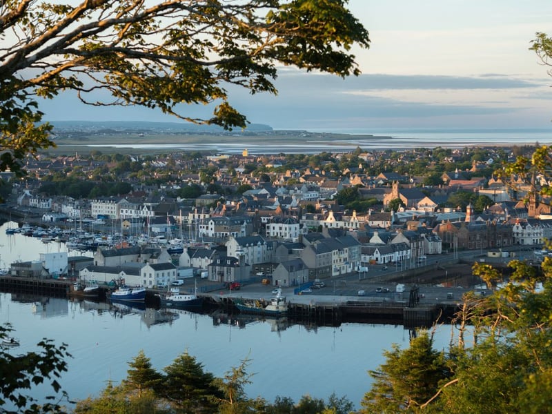 In Na h-Eileanan Siar, life expectancy for women is 80.8 and life expectancy for men is 76.8