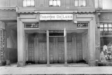 The building where the Theatre De Luxe once stood can still be found in the city centre on Sauchiehall Street. It opened its doors in November 1911 with a small auditorium which could seat 262 people.The cinema closed in 1930. 