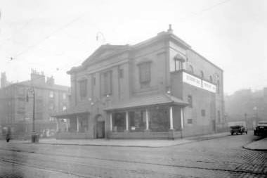 The site of the now O2 Academy on Eglinton Street was once home to the New Bedford cinema which remained as a cinema until 1973. The earlier New Bedford depicted here was on the site between 1921-1932 and could seat 2,300 people. 