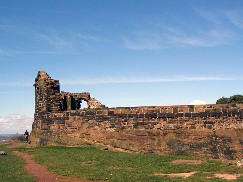 Halton Castle is a Grade I listed building which lies in ruins, however, the circumference remains intact making it perfect for a walk. 