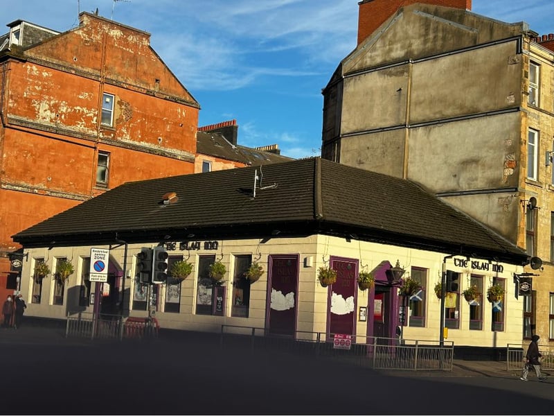 The Islay Inn is a traditional Scottish pub only a short walk from Kelvingrove Bandstand with the pub sitting on the corner of Argyle Street.