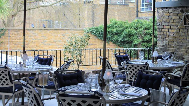 A gorgeous west-London pub, stop by The Britannia Richmond for some quality British cuisine and enjoy its lovely, leafy garden.
Quote from OpenTable: “Lovely pub, great food, fast service, right in the middle of lovely Richmond.”