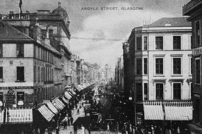 A view down Argyle Street in the centre of Glasgow, Scotland, circa 1900. 