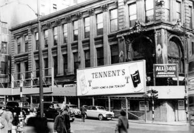 A classic Tennent’s advertisement on Renfield Street in 1963.