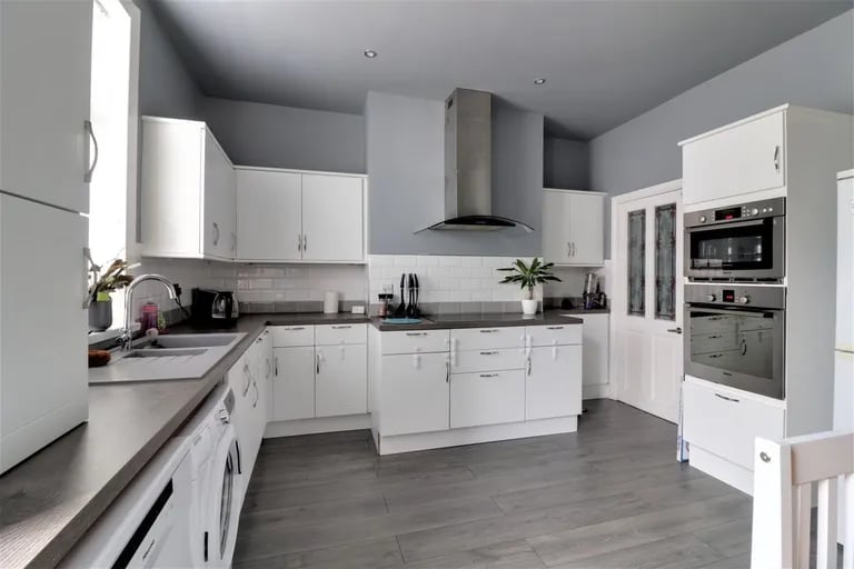 The kitchen comes with fitted wall and base units with complementing work top space.