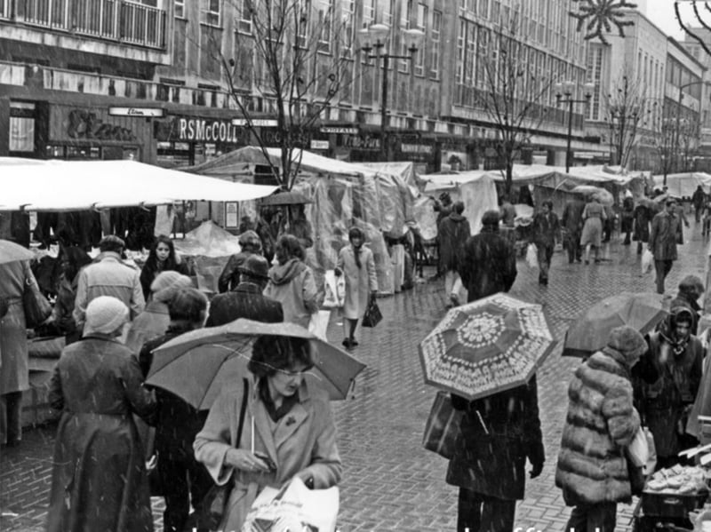 Christmas shopping at the outdoor market on The Moor, Sheffield City Centre, in 1980. Photo: Picture Sheffield/Sheffield Newspapers