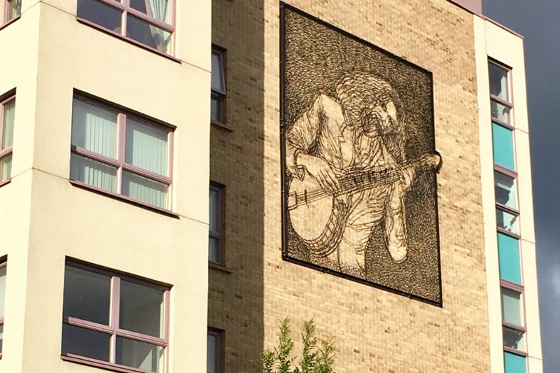 Billy Connolly was born at 65 Dover Street. He refers to his childhood home in his song ‘I Wish I Was in Glasgow’. To celebrate his connection to the area, this steel mural was unveiled in 2011. 