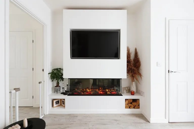 The lounge features "floating" electric fireplace. (Photo courtesy of Zoopla)
