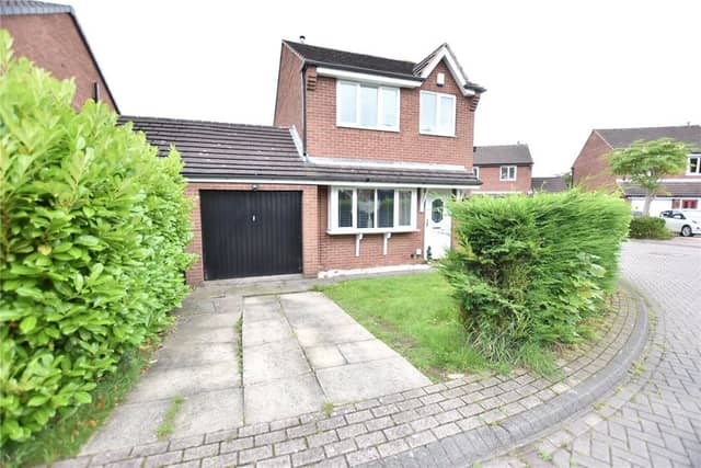 The link detached property has a driveway to the garage to the front.