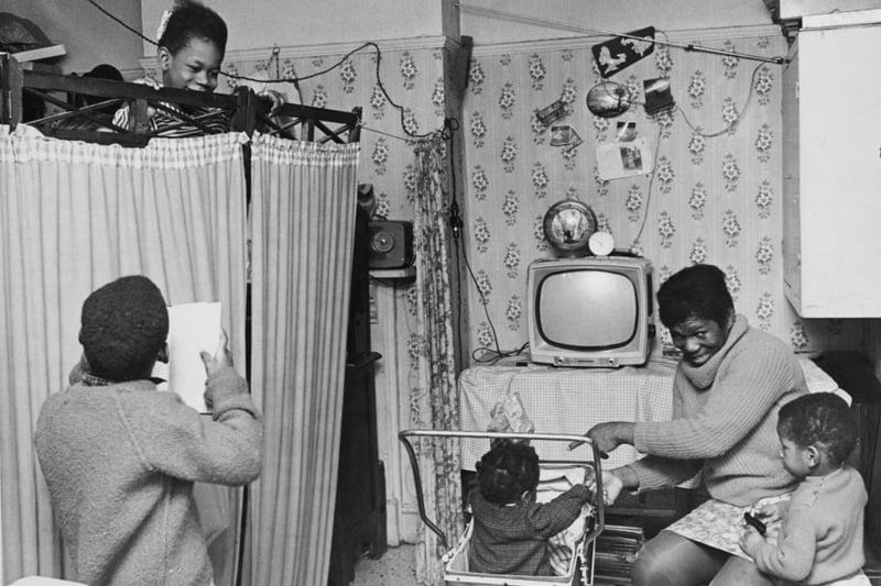 A mother with three young children and a baby in a pram at home in Birmingham circa 1960.  (Photo by Central Press/Hulton Archive/Getty Images)