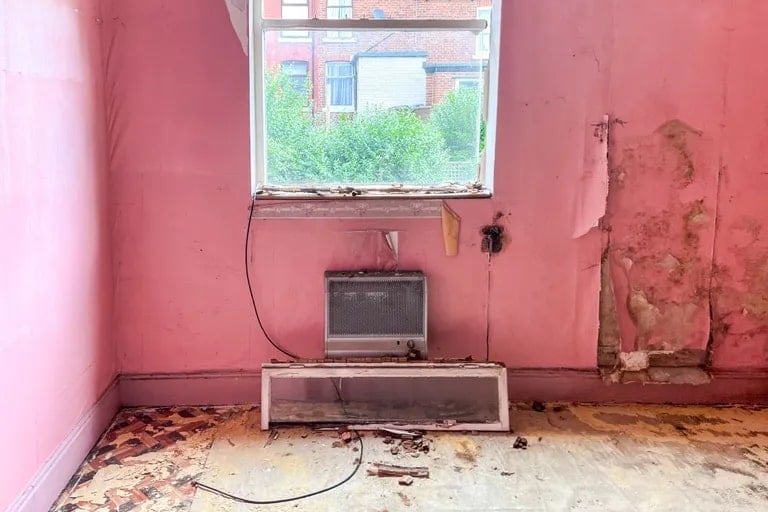 The upstairs is also in need of renovation. (Photo courtesy of Zoopla)