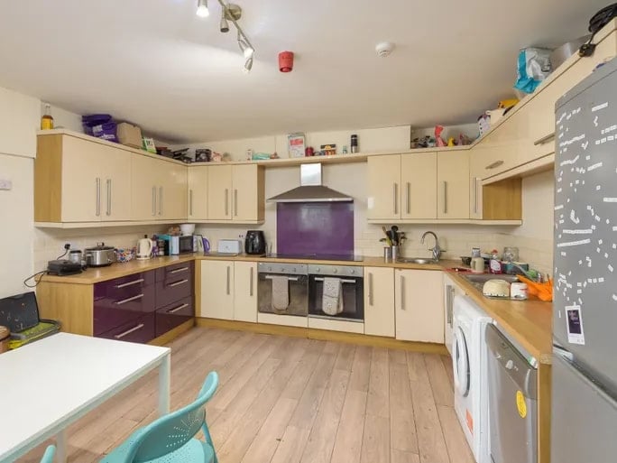 The kitchen has two ovens and plenty of storage. (Photo courtesy of Zoopla)