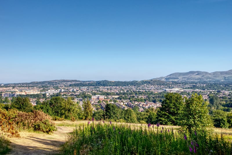The Corstorphine Hill walk starting point can be found at the Corstorphine Hill Local Nature Reserve entrance which is approximately 20 minutes away by car from Edinburgh city centre. Keep an eye out for the historic (and well-admired) Corstorphine Hill Tower.
