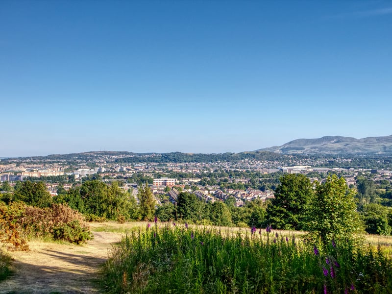 The Corstorphine Hill walk starting point can be found at the Corstorphine Hill Local Nature Reserve entrance which is approximately 20 minutes away by car from Edinburgh city centre. Keep an eye out for the historic (and well-admired) Corstorphine Hill Tower.