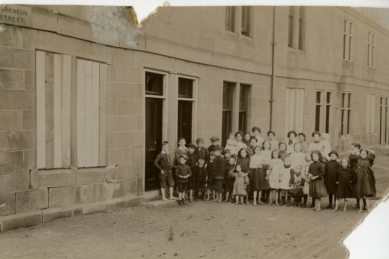 School kids gather for a picture on Parkneuk Street in Motherwell in the 1910s