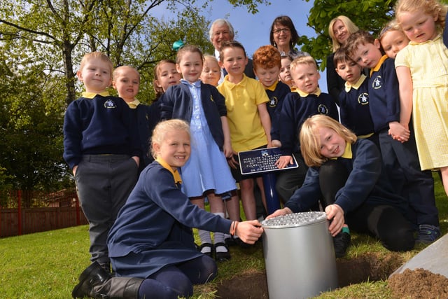 Fulwell Infants School 's 30th anniversary time capsule was buried in 2017 and the children had fun doing it.