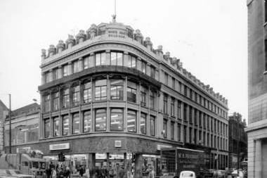 The Buck’s Head building on Argyle Street which is now where Cafe Nero can be found on Argyle Street. 