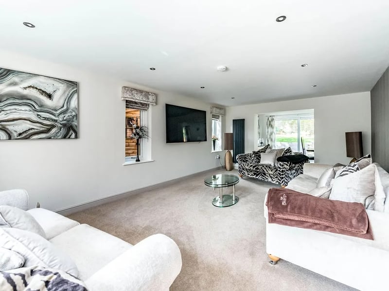 This lounge has been described as the "perfect family room". (Photo courtesy of Zoopla)