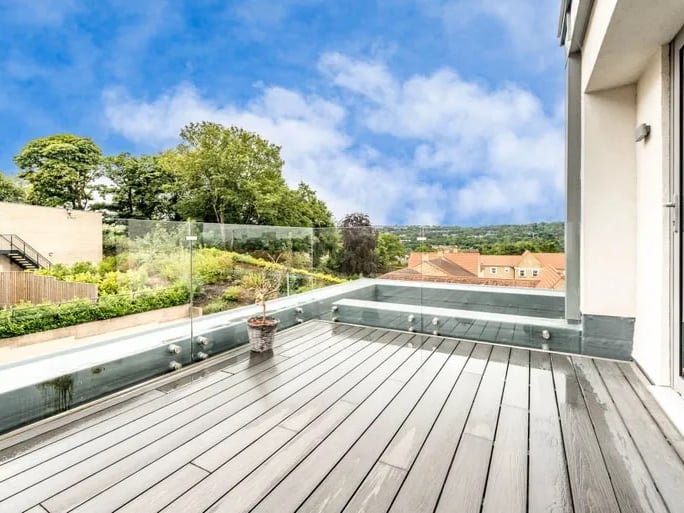 The balcony outside the living space benefits from extensive views. (Photo courtesy of Zoopla)