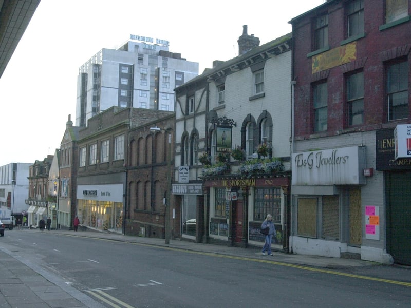 Cambridge Street, 2001. Visible is the former The Sportsman pub, Chubbys takeaway, and even 'taps' department of Cole Brothers, which was separate from the main building nearby. Towering in the back is the Grosvenor House Hotel.