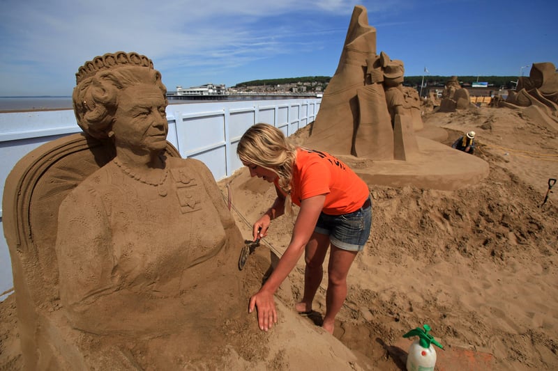 Sand sculpture artist Nicola Wood completes a sand sculpture of Queen Elizabeth II at the annual Weston-super-Mare Sand Sculpture festival on May 28, 2012. (Photo by Matt Cardy/Getty Images)
