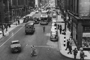 Looking north from St Vincent St up Buchanan Street in 1950. 