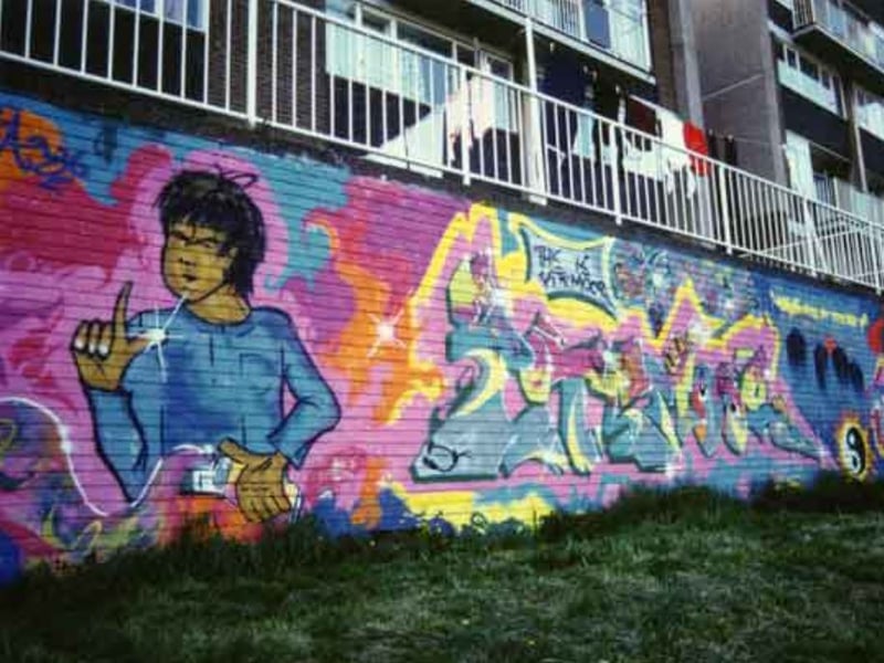 Mural at Pyebank Flats, Pitsmoor, Sheffield, in around.1987. Photo: 	R.Brightman/Picture Sheffield