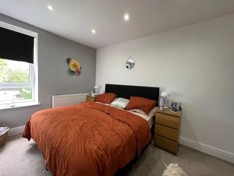 The master bedroom to the rear of the property features an en-suite and walk-in wardrobe. (Photo courtesy of Zoopla)