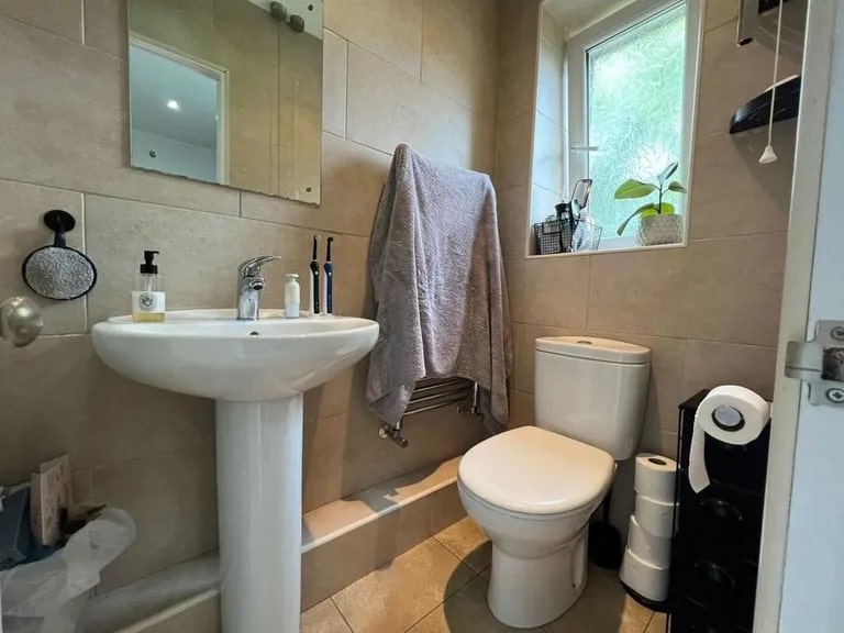 The master en-suite features a toilet, sink and shower. (Photo courtesy of Zoopla)