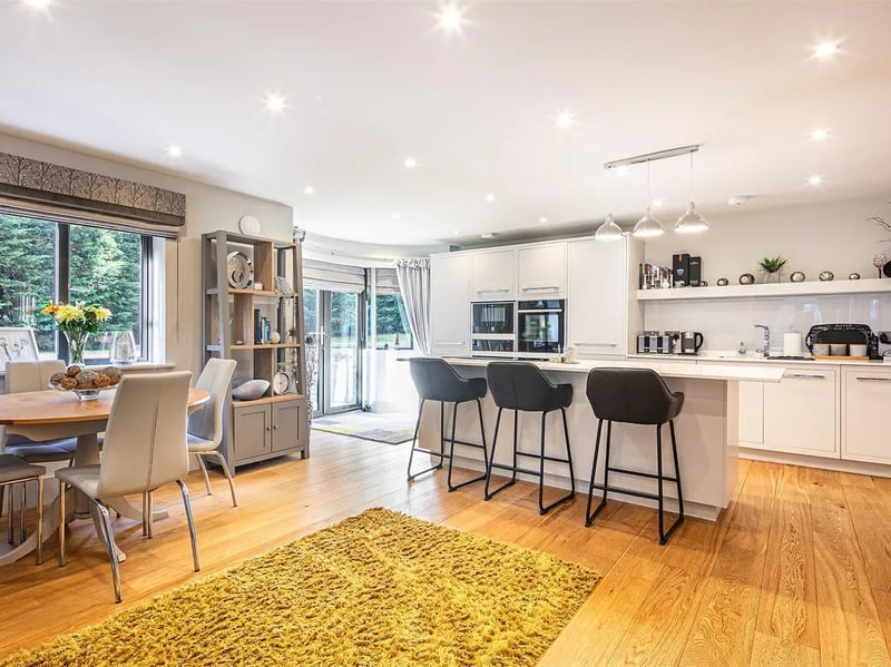 The kitchen is bright and has a modern finish. (Photo courtesy of Zoopla)