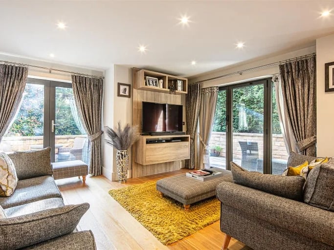 The lounge gets plenty of natural light thanks to the large windows. (Photo courtesy of Zoopla)