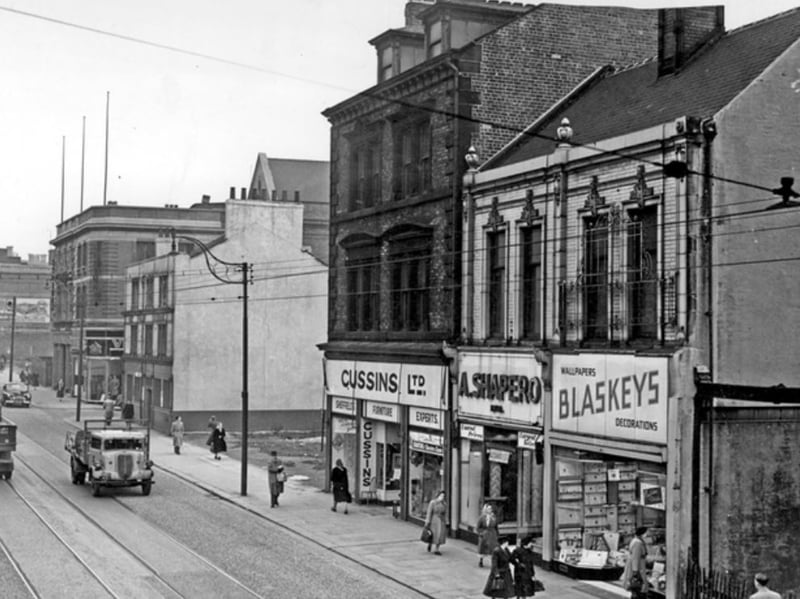 The Moor, Sheffield city centre, in November 1952, showing Ben Blaskey Ltd. wallpaper dealers, A. Shapero Ltd. carpet warehouse, Cussins Ltd. house furnishers, and the Pump Tavern. Photo: Picture Sheffield/Press Photo Agency