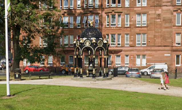 The fountain was originally located between the People’s Palace and Monteith Row currently on the site of the Doulton Fountain having been installed in 1893. There are
just a few fountains of this scale distributed around the world. 